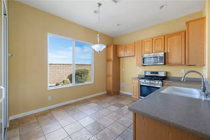 10491 Glen Oaks Lane, Apple Valley, California 92308
