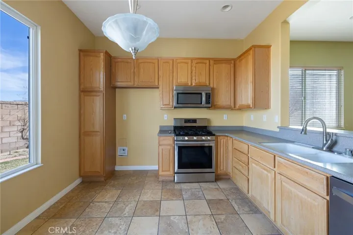 10491 Glen Oaks Lane, Apple Valley, California 92308