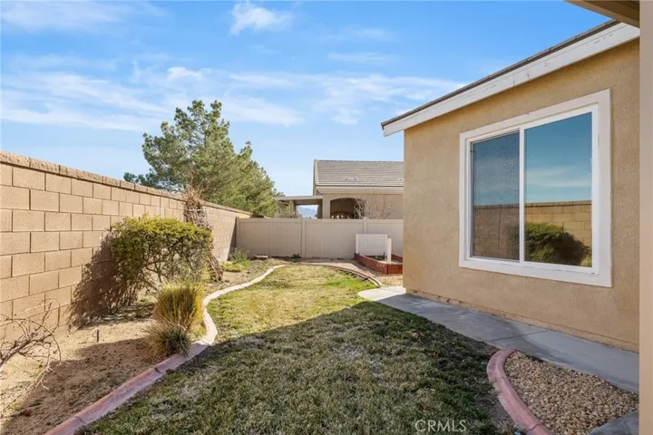 10491 Glen Oaks Lane, Apple Valley, California 92308