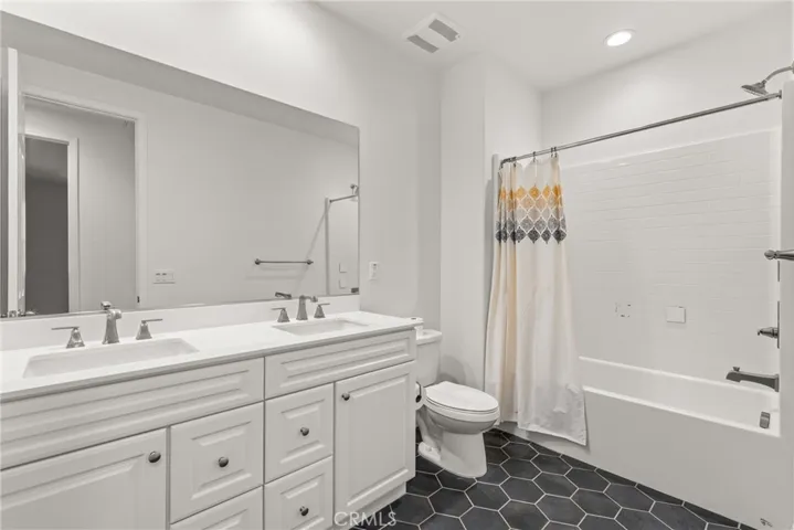 Guest bath shower/tub