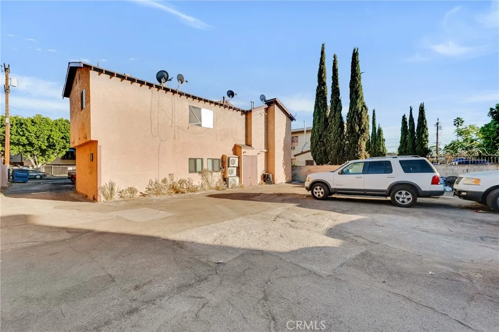 6827 Radford Avenue, North Hollywood, California 91605 home-pic-17