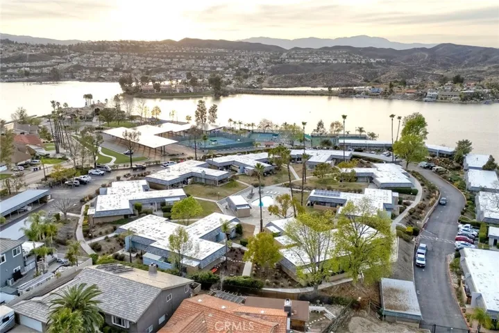 Walk to the tennis club and Lodge