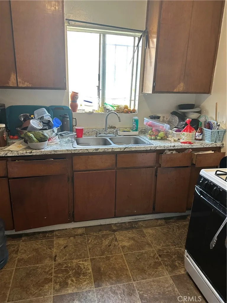 201 W Raymond Street, Compton, California 90220 home-pic-16