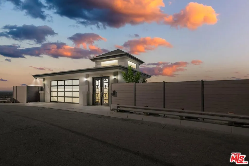 11725 Laurelwood Drive, Studio City, California 91604 home-pic-1