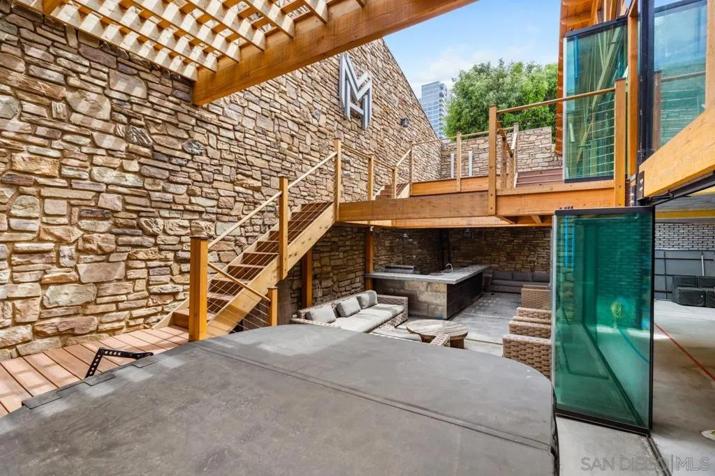 843 10th Ave A  home-pic-16