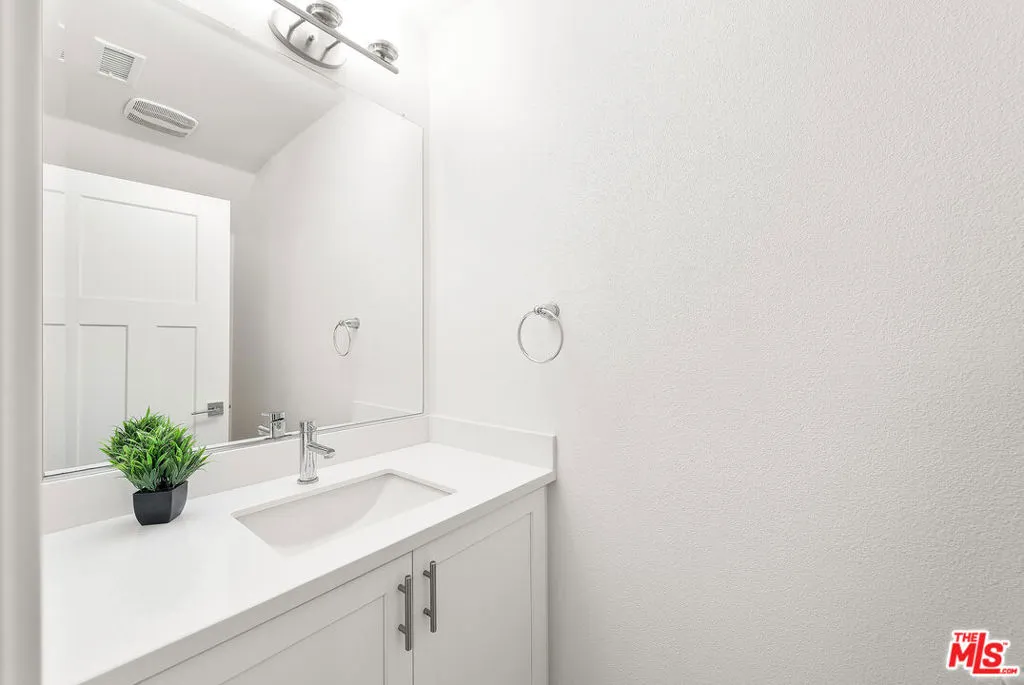 516 E Imperial Avenue, El Segundo, California 90245 home-pic-20