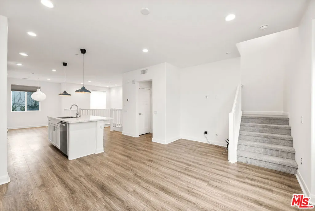 516 E Imperial Avenue, El Segundo, California 90245 home-pic-21