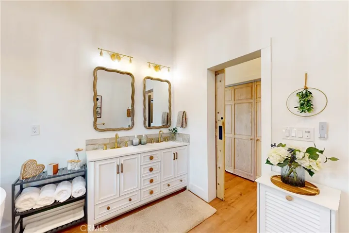 Double sinks on vanity