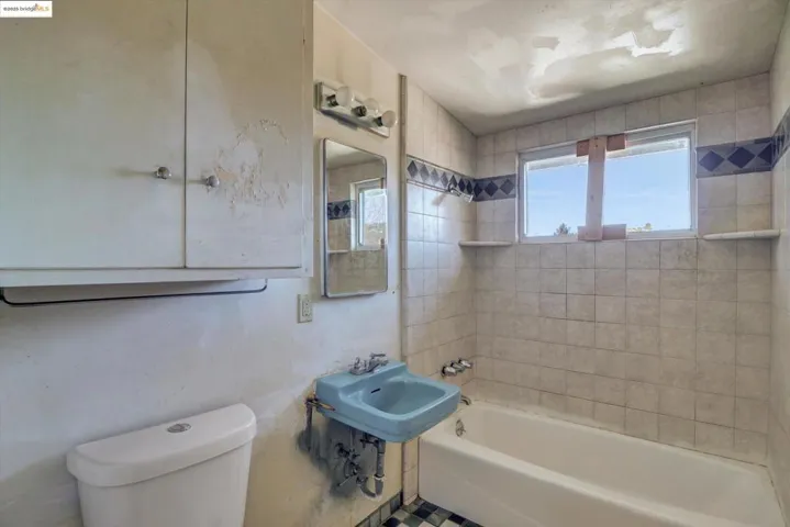 41 Hemlock Ln, Oakland, California 94611