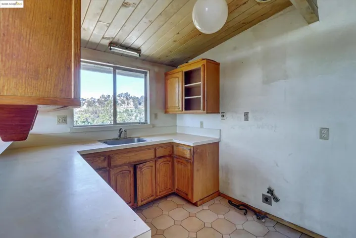 41 Hemlock Ln, Oakland, California 94611