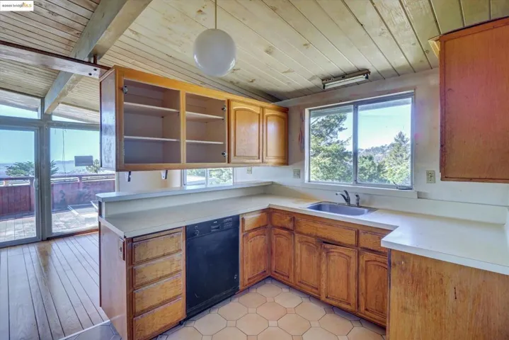 41 Hemlock Ln, Oakland, California 94611
