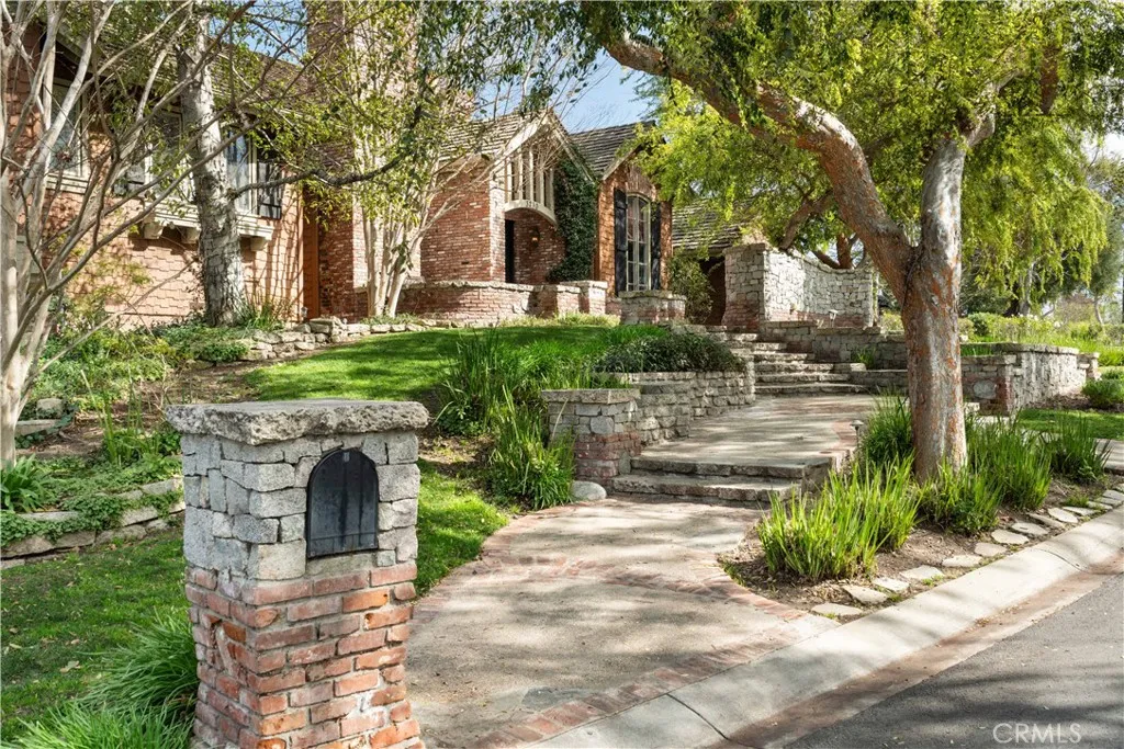 3210 Las Faldas Drive, Fullerton, California 92835 home-pic-2