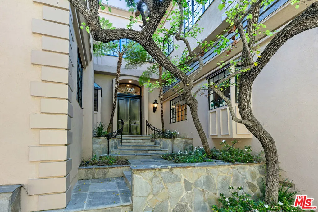 1118 San Ysidro Drive, Beverly Hills, California 90210, 6 Bedrooms Bedrooms, ,7 BathroomsBathrooms,Residential Lease,For Rent,San Ysidro,25501539