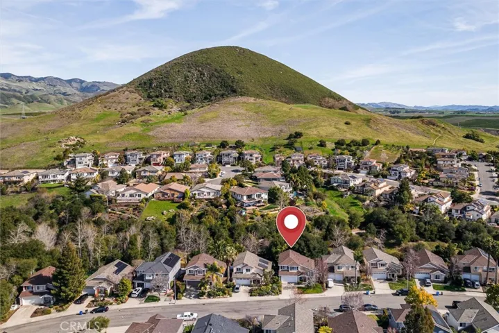 Such a great location for hiking Islay Hill, walking around all of the neighborhoods in the area, or biking up to the grocery store, coffee shops and restaurants - all merely blocks away.