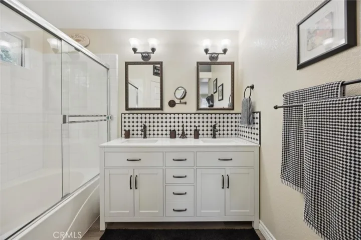 The en suite primary bath.