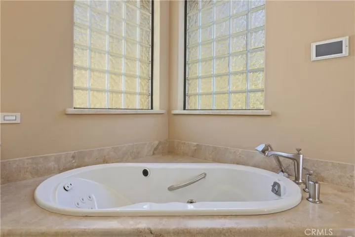 Primary suite jetted tub