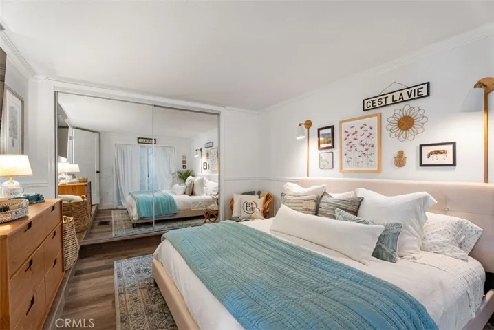 2rd bedroom with a outdoor patio.