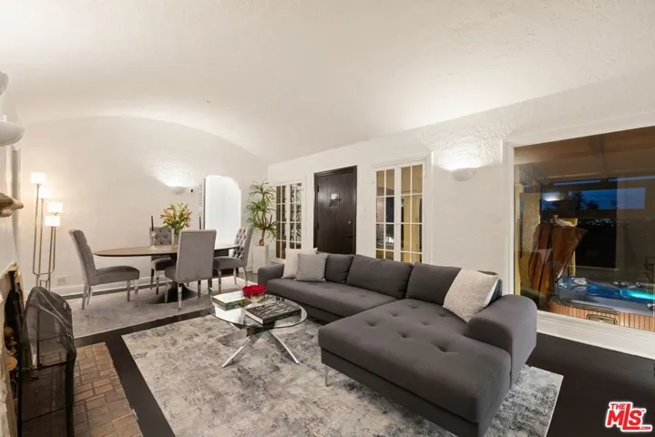 6844 Cahuenga Park Trail, Los Angeles, California 90068