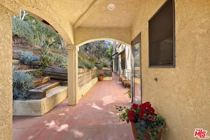6844 Cahuenga Park Trail, Los Angeles, California 90068