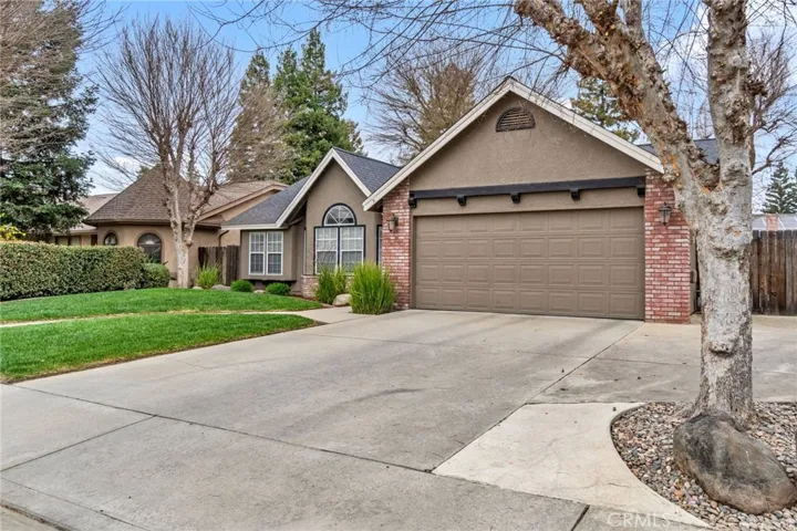 5822 W Oak Avenue, Visalia, California 93291