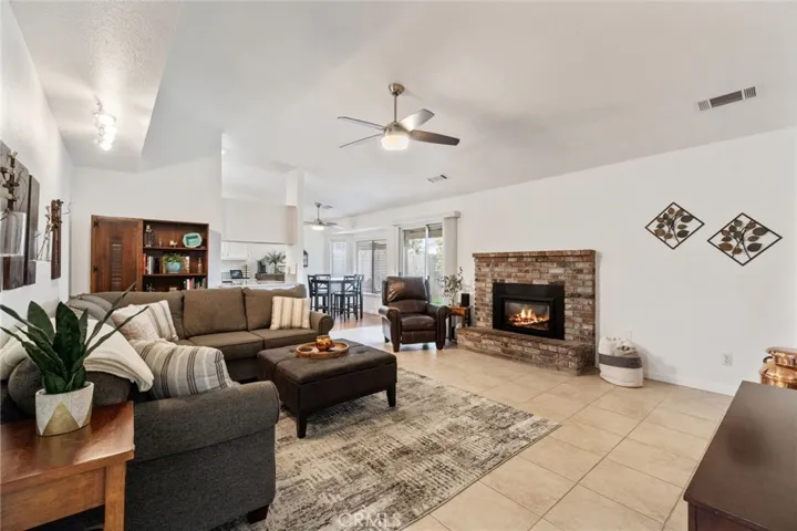 5822 W Oak Avenue, Visalia, California 93291