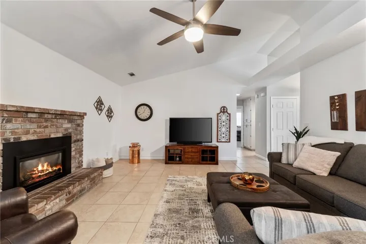 5822 W Oak Avenue, Visalia, California 93291