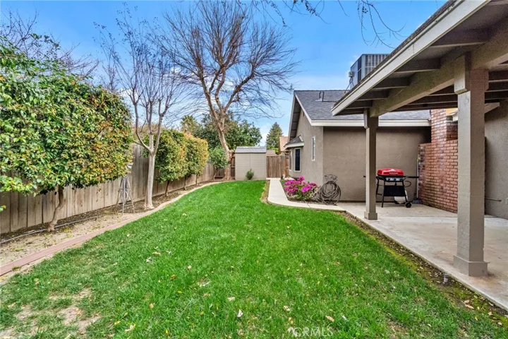 5822 W Oak Avenue, Visalia, California 93291