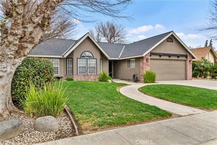 5822 W Oak Avenue, Visalia, California 93291