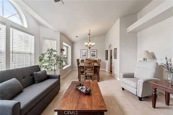 5822 W Oak Avenue, Visalia, California 93291