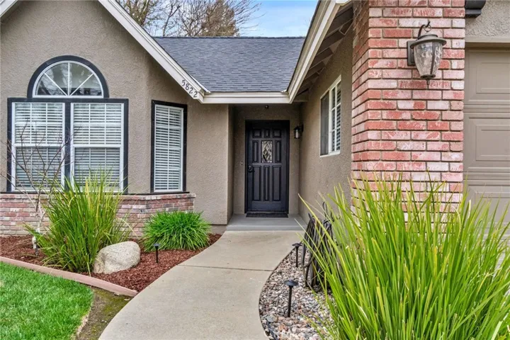 5822 W Oak Avenue, Visalia, California 93291