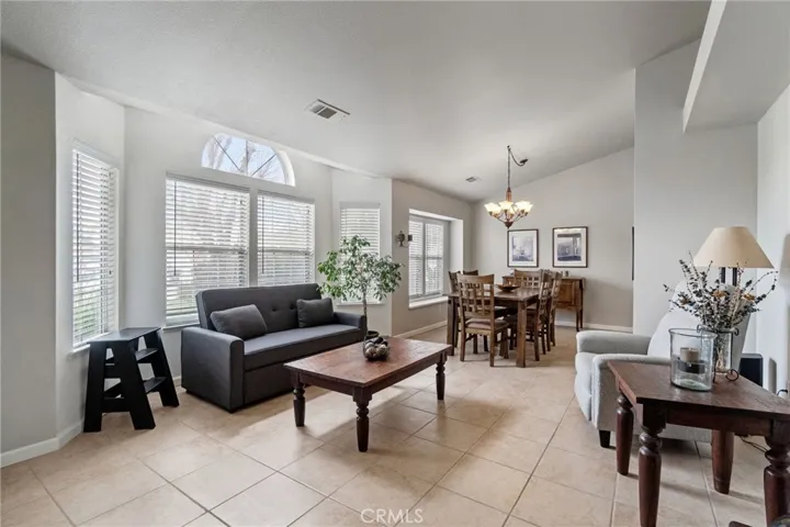 5822 W Oak Avenue, Visalia, California 93291