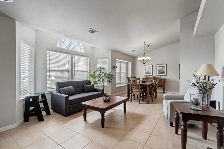 5822 W Oak, Visalia, California 93291