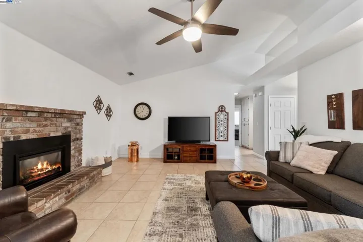 5822 W Oak, Visalia, California 93291