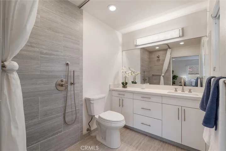 Unit B- primary ensuite