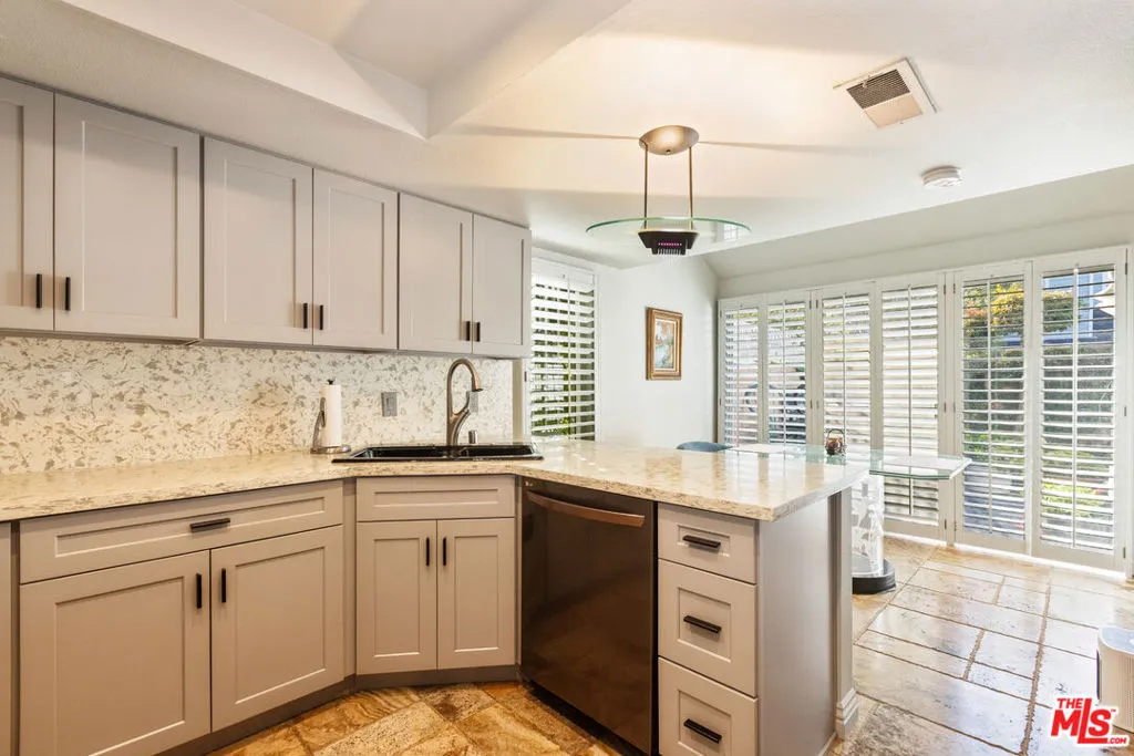13082 Mindanao Way 54, Marina Del Rey, California 90292 home-pic-11