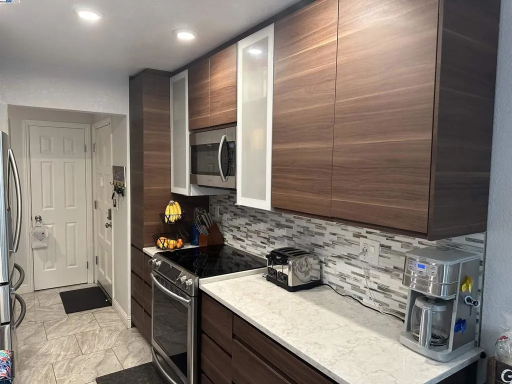 21109 Gary Dr 120, Hayward, California 94546 home-pic-0