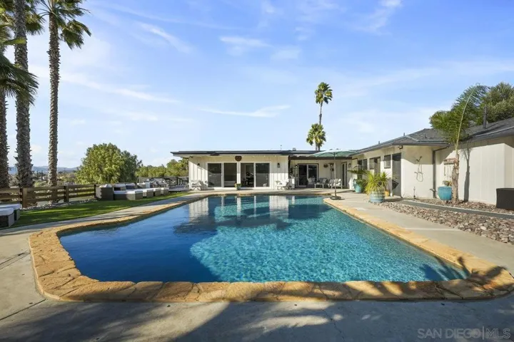 701 E Fallbrook St, Fallbrook, California 92028