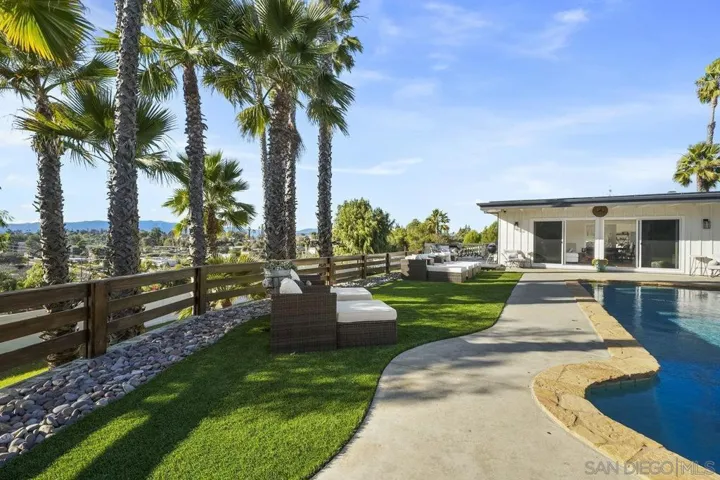 701 E Fallbrook St, Fallbrook, California 92028