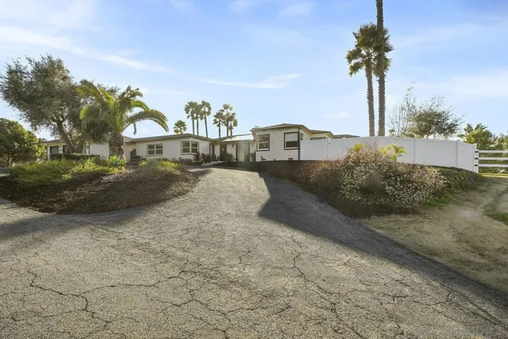 701 E Fallbrook St, Fallbrook, California 92028
