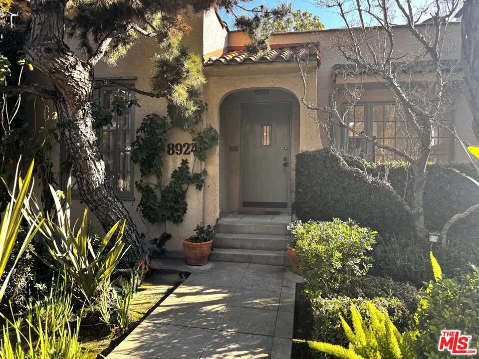 8924 Ashcroft Avenue, West Hollywood, California 90048, 2 Bedrooms Bedrooms, ,2 BathroomsBathrooms,Residential Lease,For Rent,Ashcroft,25504517