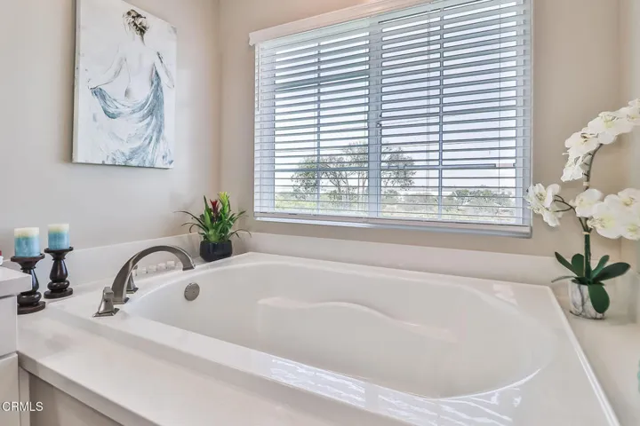 lMain Bedroom Suite with Balcony10