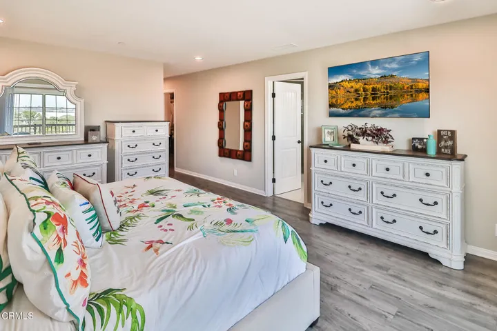 lMain Bedroom Suite with Balcony4