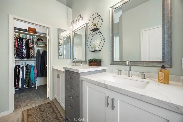 Primary en suite bathroom with walk-in closet.