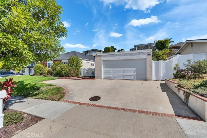 Large Driveway & Spacious Garage