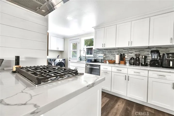 Quartz Counters & SS Appliances