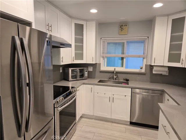 Light/bright kitchen loaded with upgrades