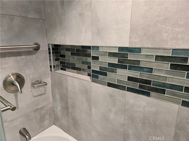 Nice guest bath tub/shower combo w/oversized "rainfall" head