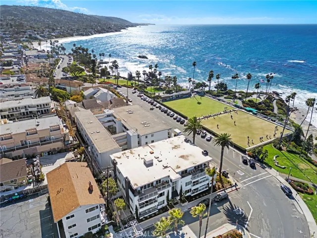 Close to Laguna's best beaches, shops and restaurants!