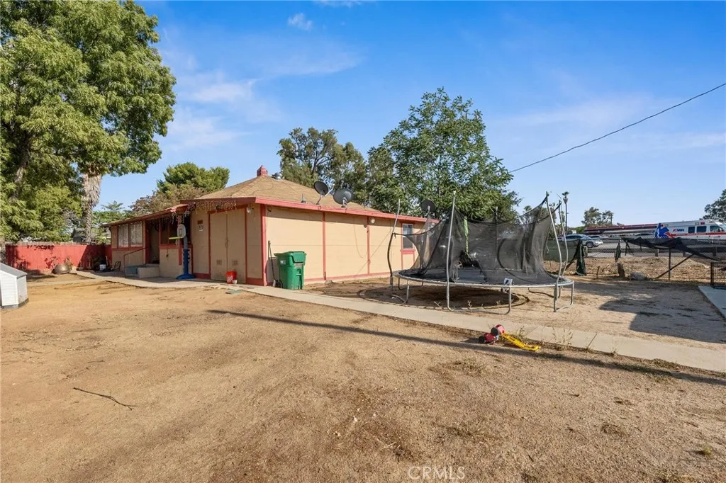 207 E 5th Street, Beaumont, California 92223 home-pic-4