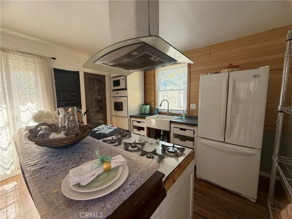 1532 N Ontario Street, Burbank, California 91505 home-pic-3